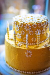 daisy cake, yellow cake, birthday cake-861761.jpg